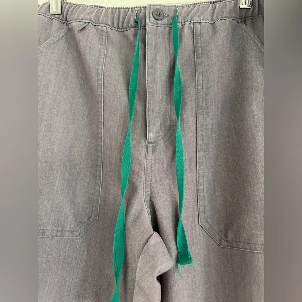 FIGS Men's Cairo Cargo Scrub Pants Gray Multi-Pockets Straight Leg Size Medium